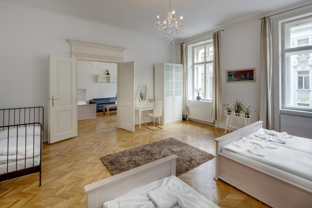 Old Town Square Apartments Прага Номер фото